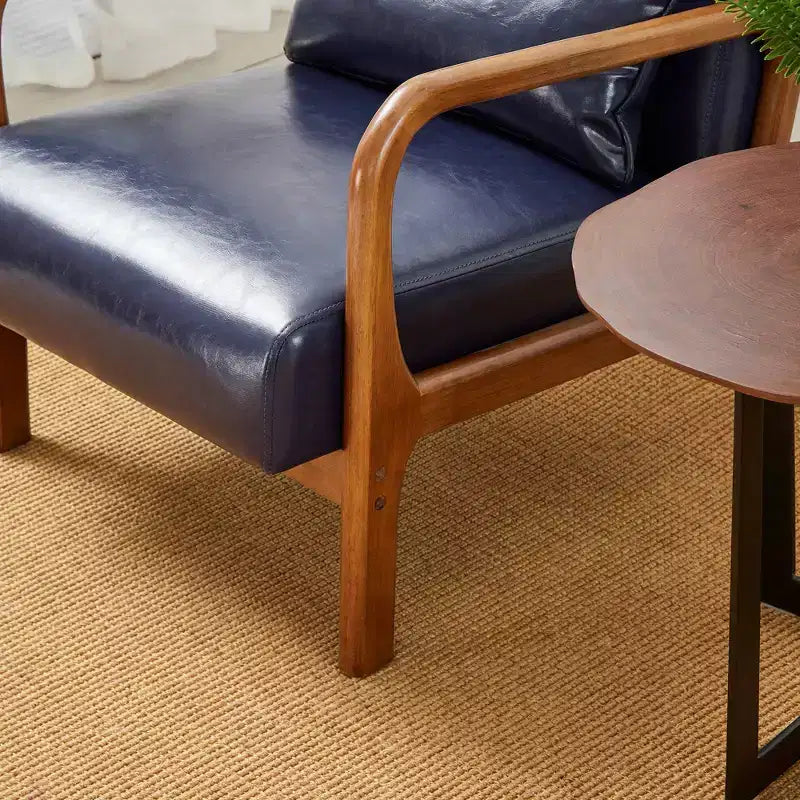 Fauteuil d'appoint en similicuir avec accoudoirs, cadre en bois d'hévéa couleur noyer